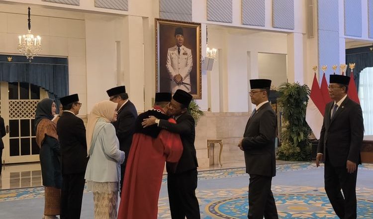 Pelukan Hangat Bahlil Lahadalia Sambut Adies Kadir Jadi Hakim MK, Momen Ini Bikin Publik Terkesan