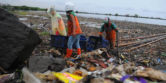 Aksi Bersih Pesisir Muara Angke Berhasil Angkut Berton-Ton Sampah dari Kawasan Penumpukan Limbah